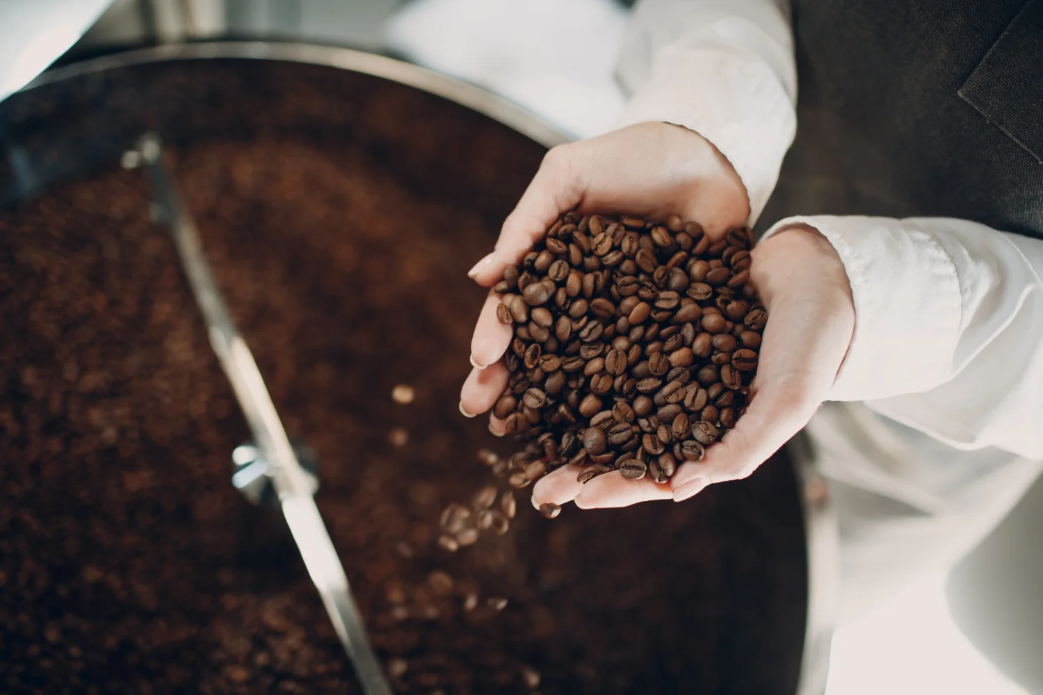 Barista sirviendo café de especialidad con precisión
