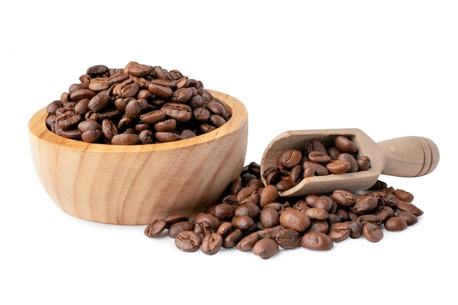 Café en grano natural en taza de madera con granos sueltos
